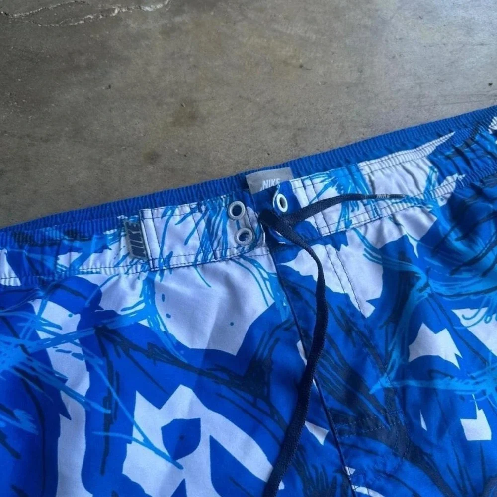Vintage 2000s Nike blue floral swim trunks size L